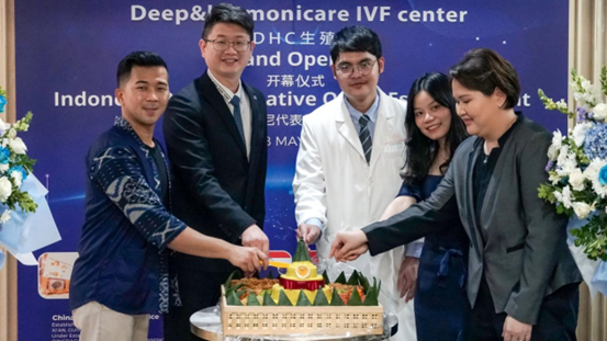 慶祝蛋糕合照 慶祝蛋糕合照