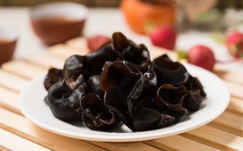 木耳哪些人不宜吃？木耳的禁忌和功效